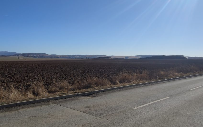 predaj – pozemok cca 9000 m2 na podnikateľské účely s možnosťou rozdelenia – Záborske